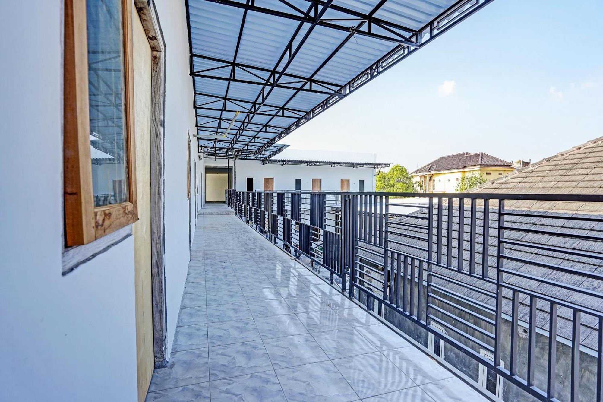 Oyo Life 91594 Bungah Residence Syariah Gresik Exteriér fotografie