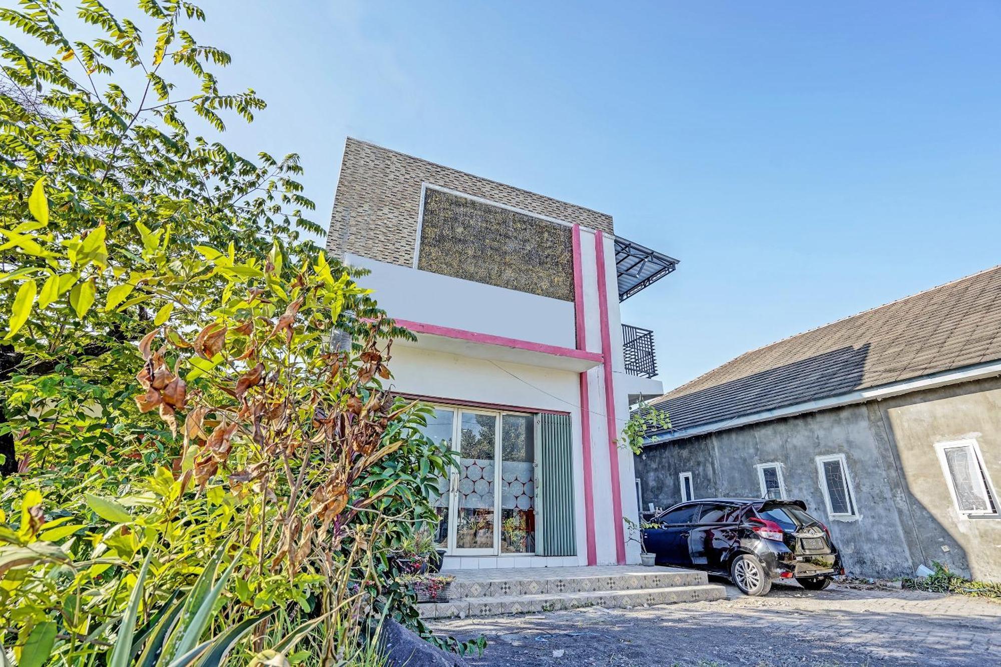 Oyo Life 91594 Bungah Residence Syariah Gresik Exteriér fotografie