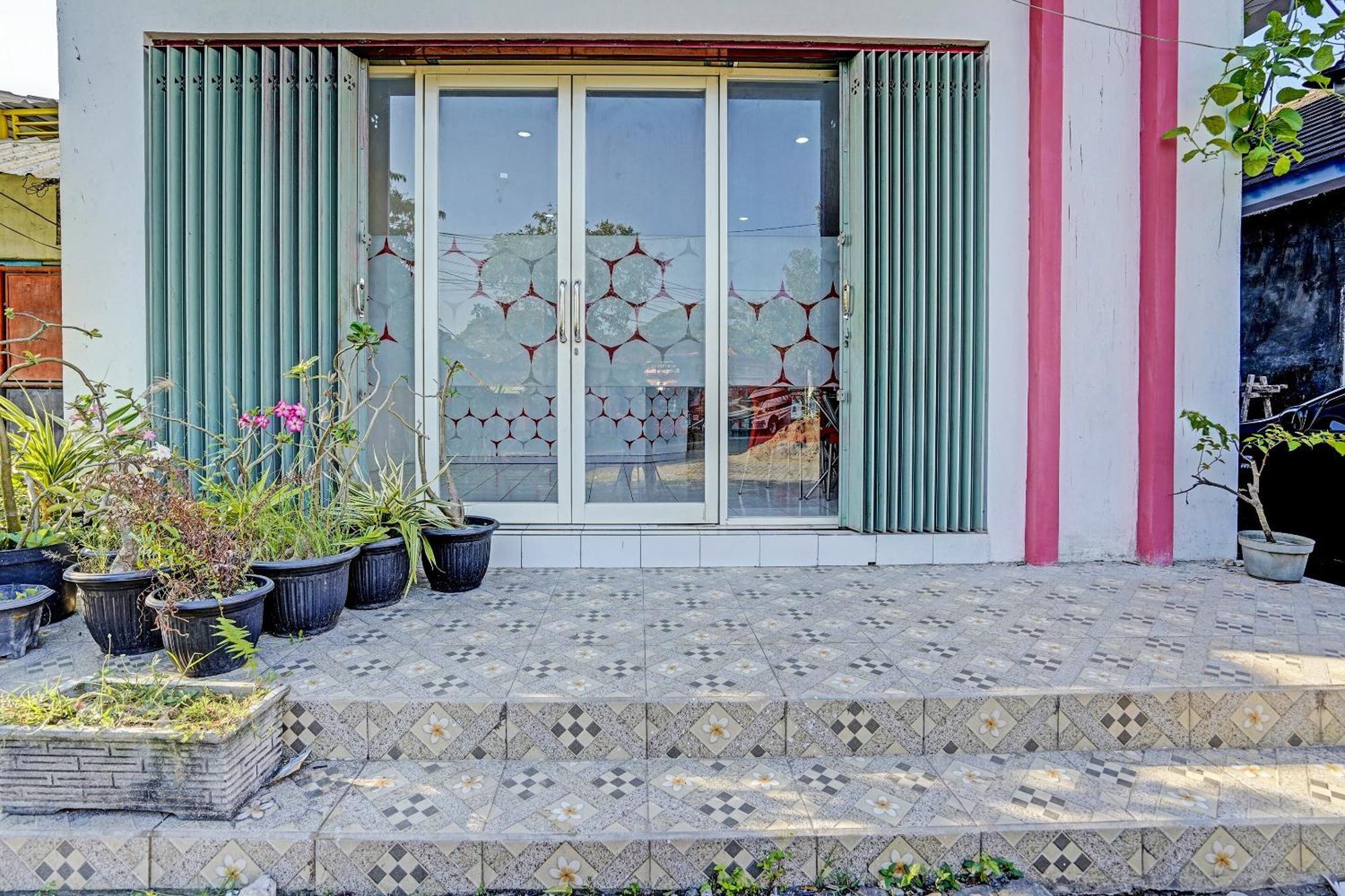 Oyo Life 91594 Bungah Residence Syariah Gresik Exteriér fotografie